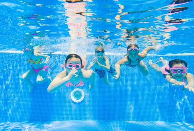 5 children holding their breath underwater