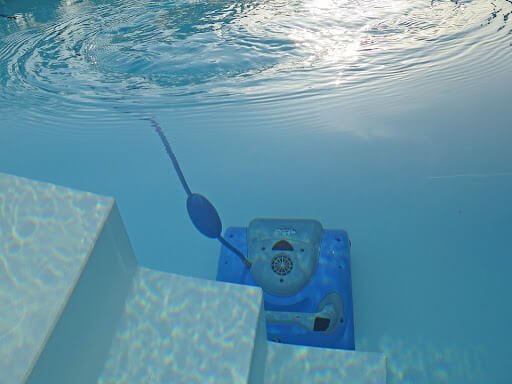 Pool cleaner machine in a swimming pool