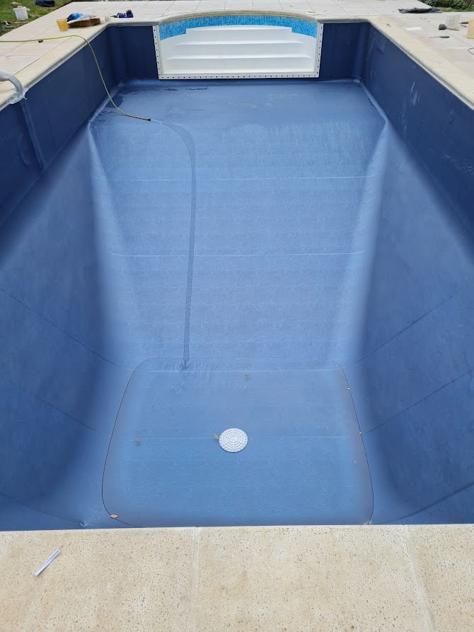 Metallic swimming pool liner