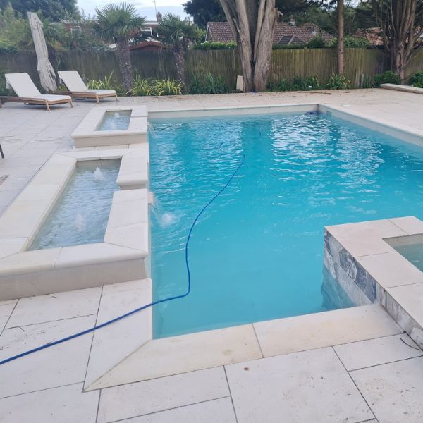 Cleaning a swimming pool with a robot cleaner